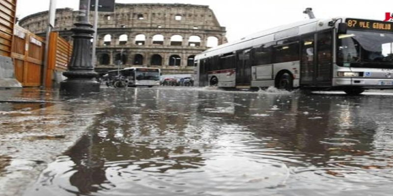  إيطاليا: أمطار غزيرة تغرق روما وتعرقل مرور السيارات